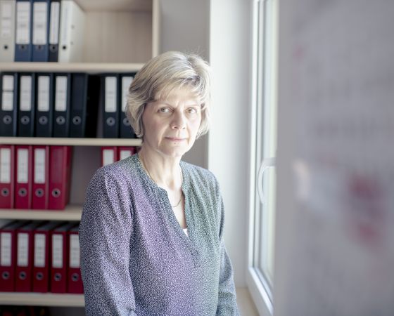 Bauhof West Administration Mitarbeiterin am Fenster