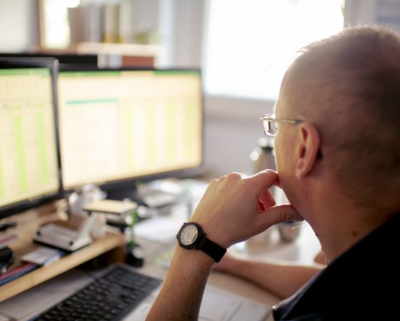 Bauhof West Bauleiter am PC