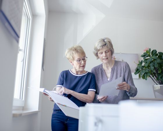 Bauhof West Administration zwei Mitarbeiterinnen im Gespräch