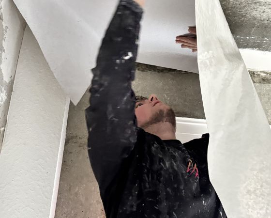 Bauhof West Service GmbH: Abteilung Maler – Übungswoche für Azubis: Decke tapezieren