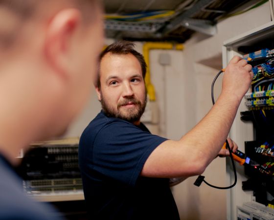 Bauhof West Dresden Elektroniker für Energie- und Gebäudetechnik in der Abteilung Elektro