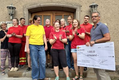 Bauhof West Dresden Spendenscheckübergabe an DLRG Dresden, Abt. Anfängerschwimmen