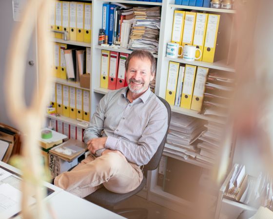 Bauhof West Bauleiter am Schreibtisch