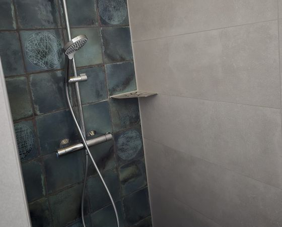 Bauhof West Dresden_Fliesenleger_Dusche mit wasserfester Fliesen-LED-Leiste von Librotech
