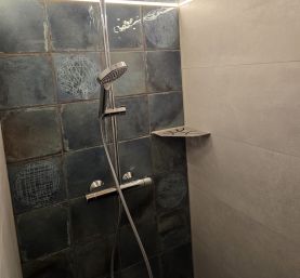 Bauhof West Dresden_Fliesenleger_Dusche mit wasserfester Fliesen-LED-Leiste von Librotech