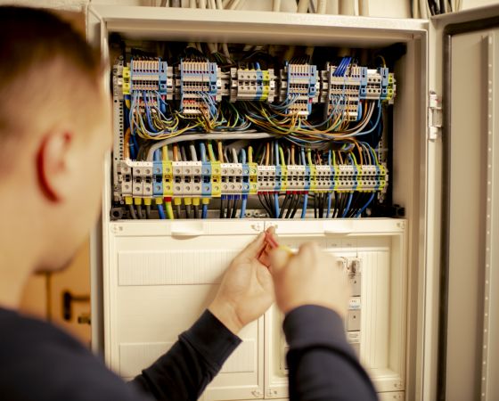 Bauhof West Dresden Elektroniker für Energie- und Gebäudetechnik in der Abteilung Elektro