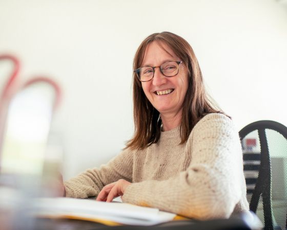 Bauhof West Administration Mitarbeiterin am Schreibtisch