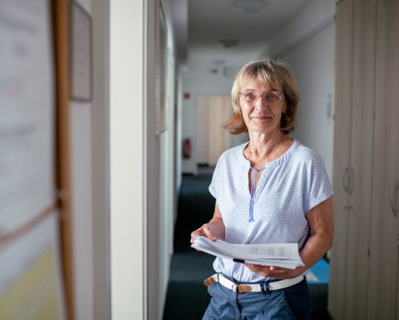 Bauhof West Administration Mitarbeiterin mit Akten